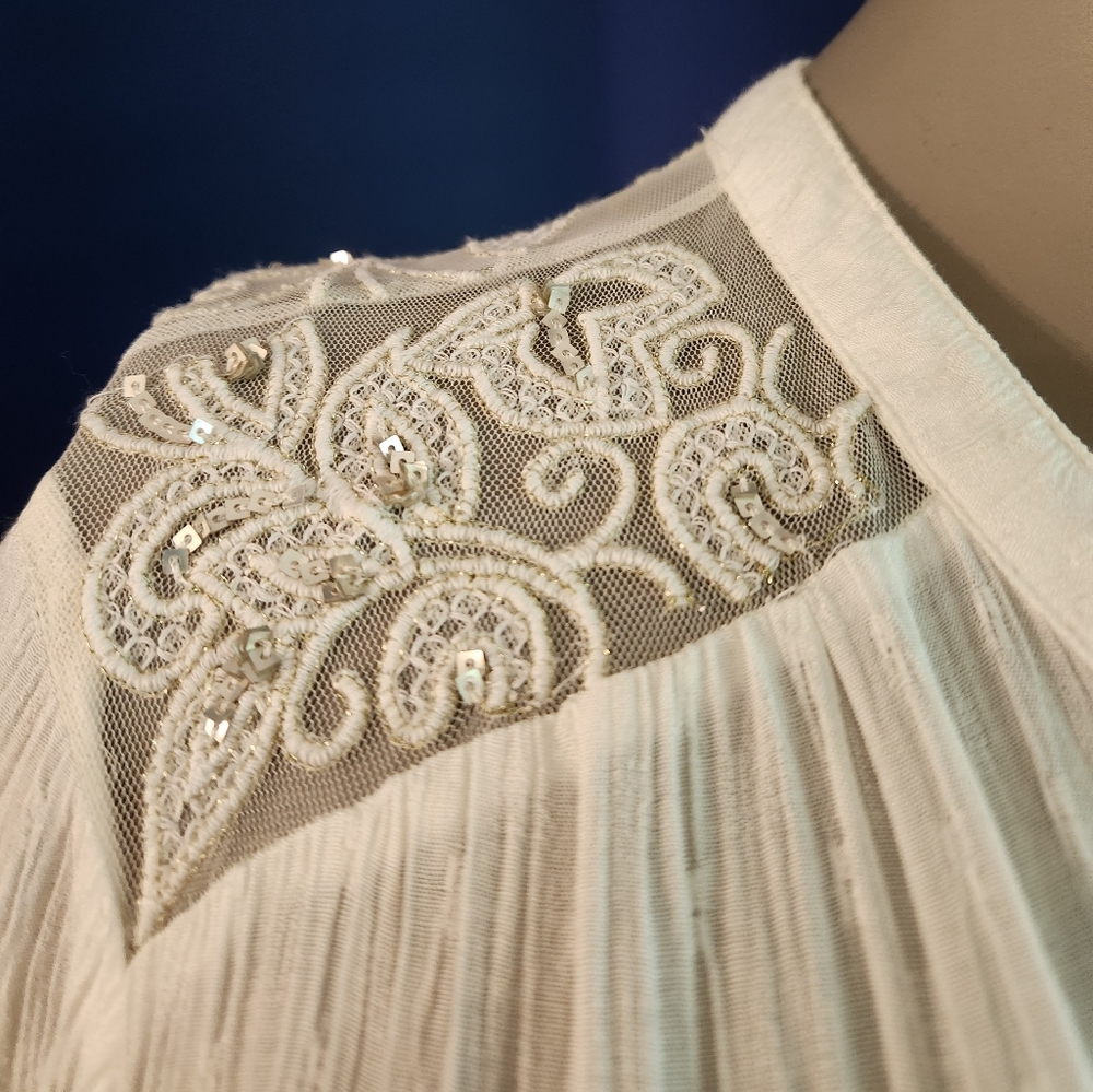 Embroidered Lace Button Front blouse. - Picture 6 of 8